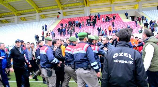 Taraftarlar Sahaya İndi: Ortalık Karıştı