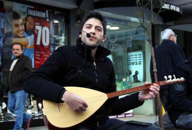 Berberliği Bıraktı, Sokak Müzisyeni Oldu