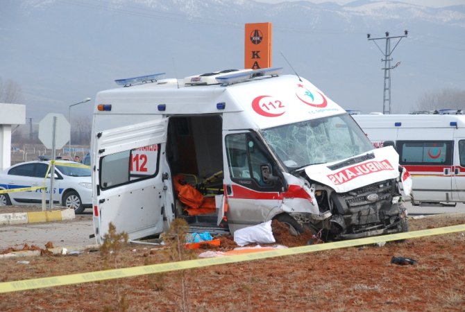 Hasta Nakil Ambulansı Kaza Yaptı: 2 Ölü, 4 Yaralı