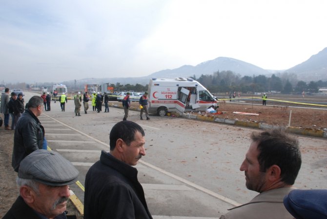 Hasta Nakil Ambulansı Kaza Yaptı: 2 Ölü, 4 Yaralı