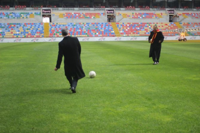 Bakanlar, Kadir Has Stadı’nda Top Oynadı