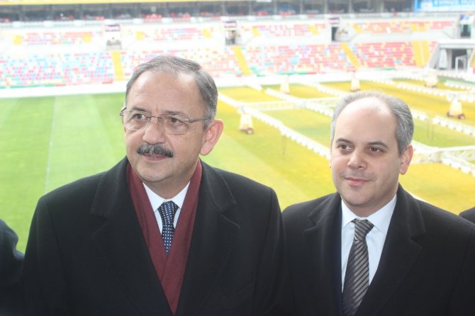 Bakanlar, Kadir Has Stadı’nda Top Oynadı