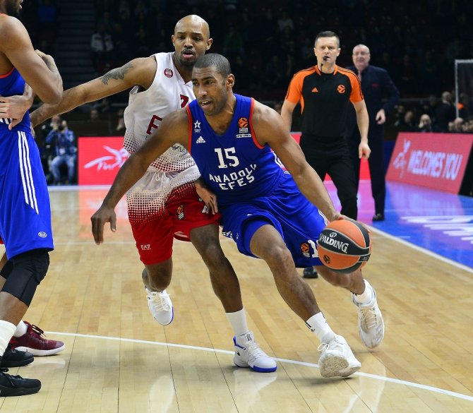 Anadolu Efes, İtalyan Temsilciye Fırsat Vermedi