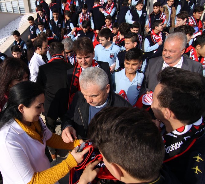 "Eto’o Benim İyi Bir Yardımcım"