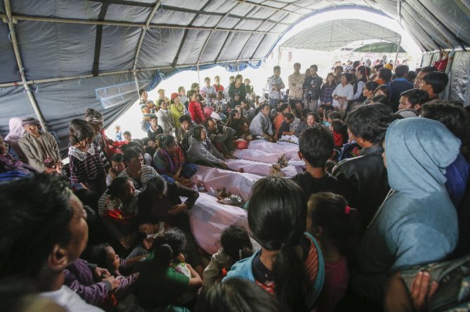 Endonezya’da Heyelan Faciası: 12 Ölü