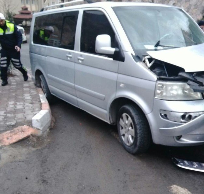Artvin’de Hasta Taşıyan Ambulans Kaza Yaptı: 2 Yaralı