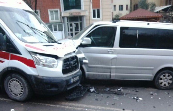 Artvin’de Hasta Taşıyan Ambulans Kaza Yaptı: 2 Yaralı
