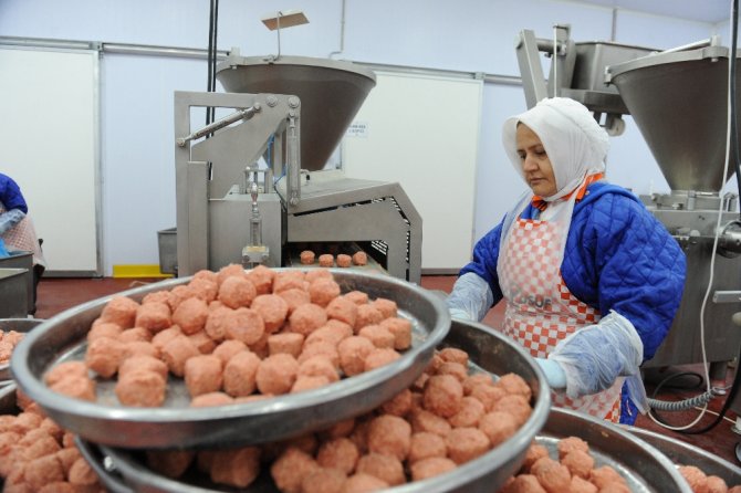 200 Kadın Kasap Binlerce Ton Et İşliyor
