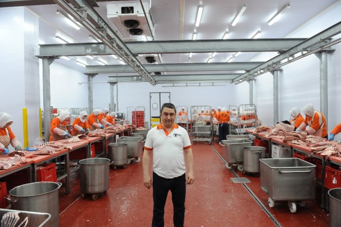200 Kadın Kasap Binlerce Ton Et İşliyor
