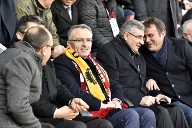 Bakan’ın Da İzlediği Maçta Olay Çıktı: 19 Kişi Yaralandı