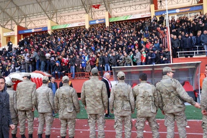 Bakan’ın Da İzlediği Maçta Olay Çıktı: 19 Kişi Yaralandı
