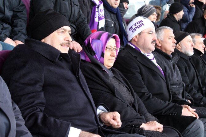 Bakan Eroğlu’nun Gol Sevinci Kamerada