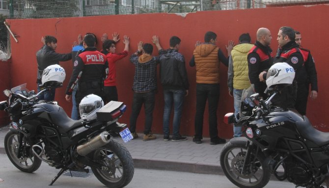 Galatasaray Taraftarını Taşıyan Araçlara Saldırı