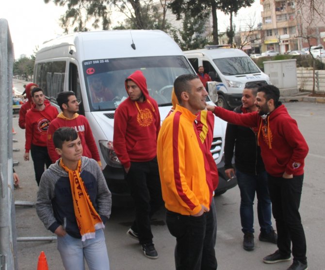 Galatasaray Taraftarını Taşıyan Araçlara Saldırı