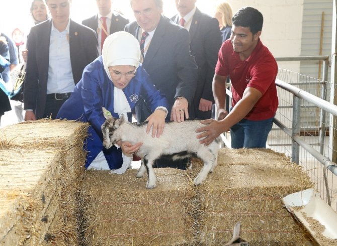 Emine Erdoğan Bahreyn’de Yaşam Merkezini Ziyaret Etti
