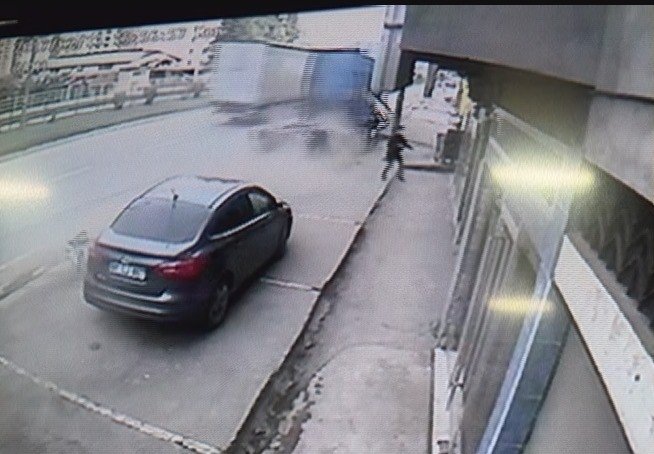 Tırın Altında Kalmaktan Son Anda Kurtuldu