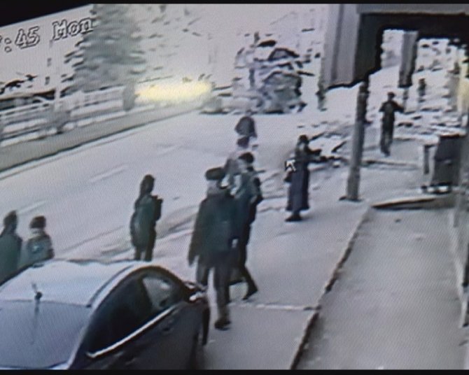 Tırın Altında Kalmaktan Son Anda Kurtuldu