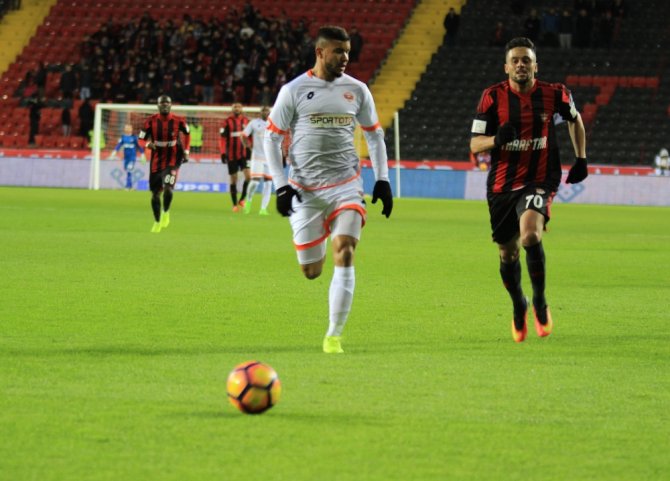 İlk Yarı Sessiz Bitti