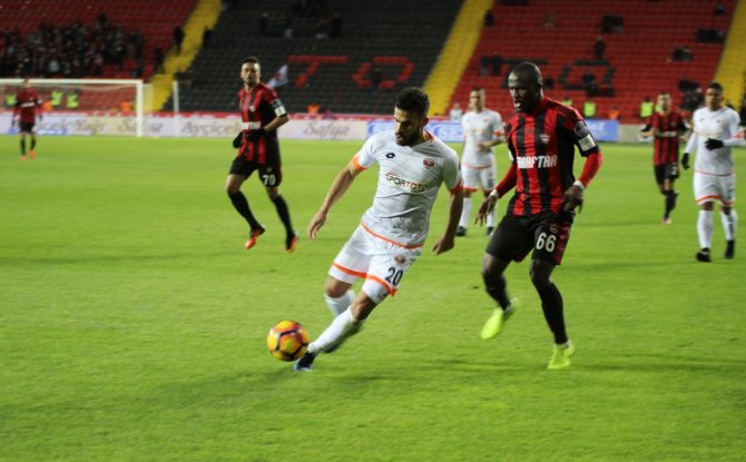 İlk Yarı Sessiz Bitti