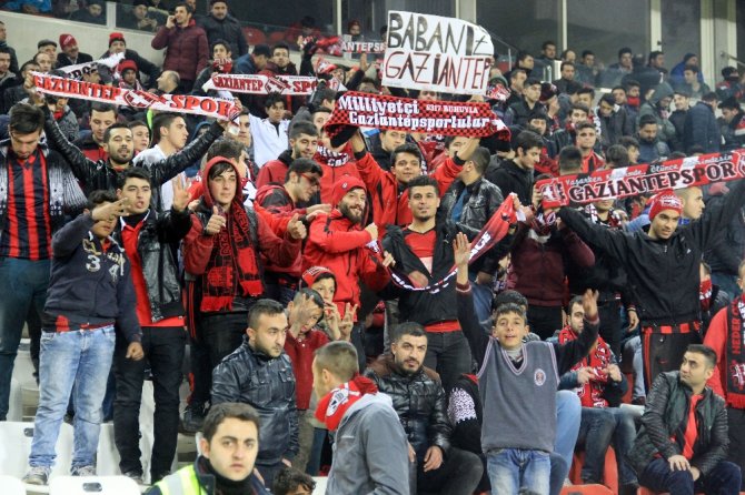 İlk Yarı Sessiz Bitti