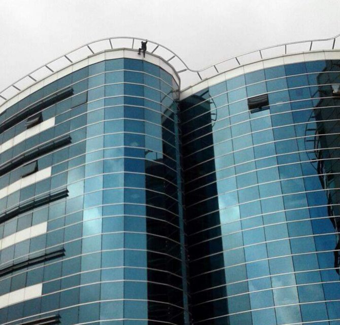 Sevgilisinin Sözlendiğini Duyunca Hastanenin Çatısına Çıktı