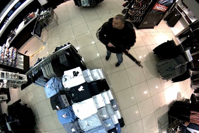 Av Tüfeği İle Mağazayı Basıp Rast Gele Ateş Açtı