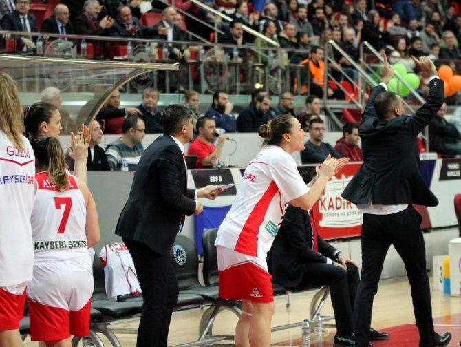 Bellona Agü Çeyrek Finale Yükseldi