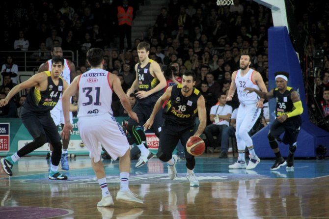 Anadolu Efes Yarı Finalde