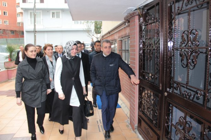 Bakan Kaya’dan Saldırıya Uğrayan Başörtülü Kıza Ziyaret