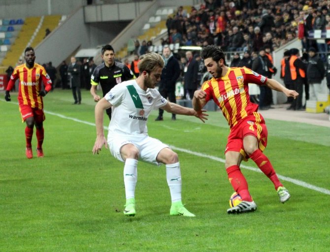 İlk Yarı Sessiz Bitti