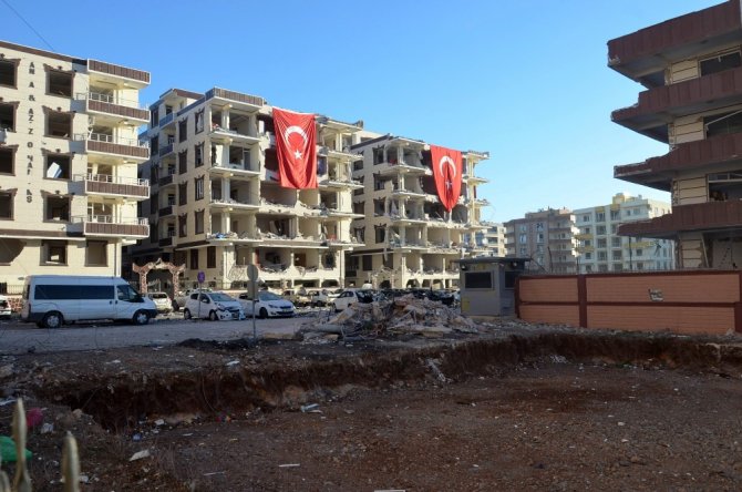 Patlamanın Zarar Verdiği Binalara Türk Bayrakları Asıldı