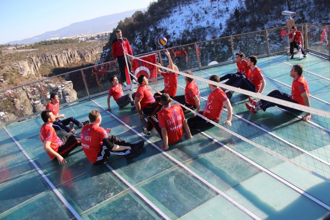 İlk Kez Cam Teras Üzerinde Voleybol Oynandı