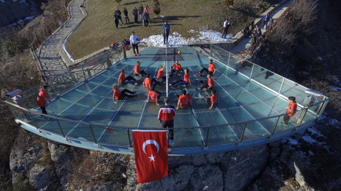 İlk Kez Cam Teras Üzerinde Voleybol Oynandı