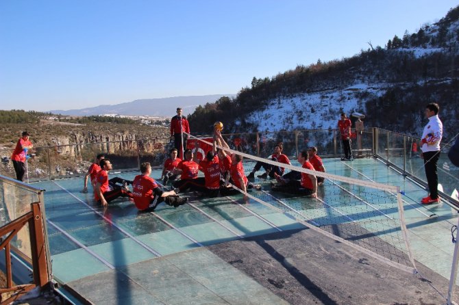 İlk Kez Cam Teras Üzerinde Voleybol Oynandı