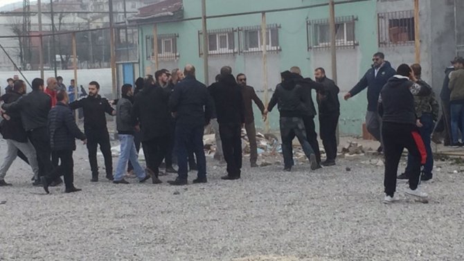 Taraftar Taşla Tesislere Saldırdı: 2 Polis Yaralandı
