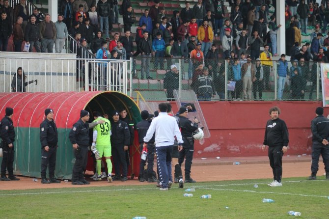 Taraftar Taşla Tesislere Saldırdı: 2 Polis Yaralandı