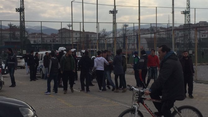 Taraftar Taşla Tesislere Saldırdı: 2 Polis Yaralandı