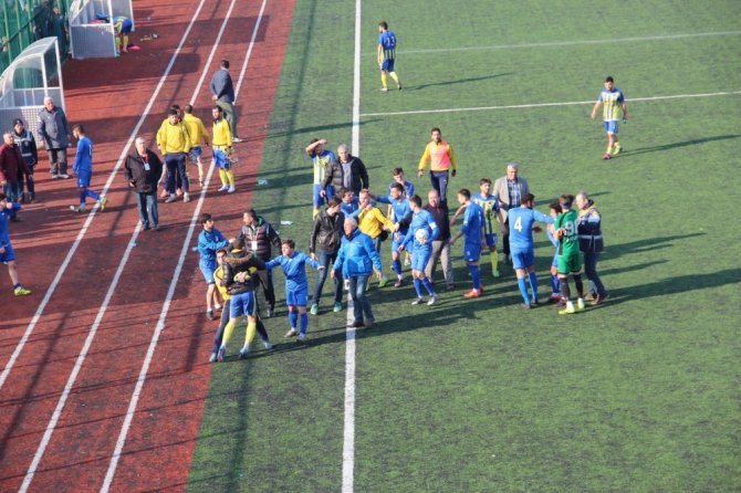 Taraftarın Attığı Taş Futbolcunun Burnunu Kırdı