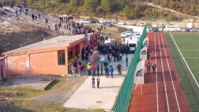Taraftarın Attığı Taş Futbolcunun Burnunu Kırdı