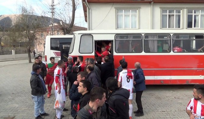 Kendisine Küfreden Taraftarlara Saldırdı