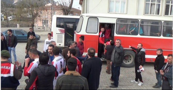 Kendisine Küfreden Taraftarlara Saldırdı