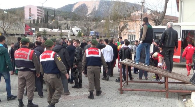 Kendisine Küfreden Taraftarlara Saldırdı