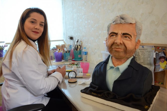 Şeker Hamurundan Babasının Büstünü Yaptı