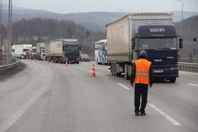 Bolu Dağı Tüneli’ndeki Kaza İstanbul Yönünü Trafiğe Kilitledi