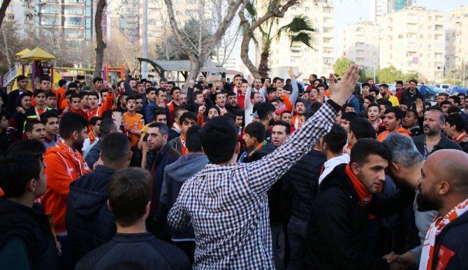 Adanaspor Taraftarlarından Protesto