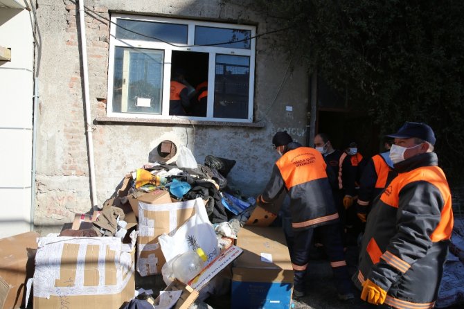 Evden 5 Kamyon Çöp, 3 Ölü Kedi Çıktı