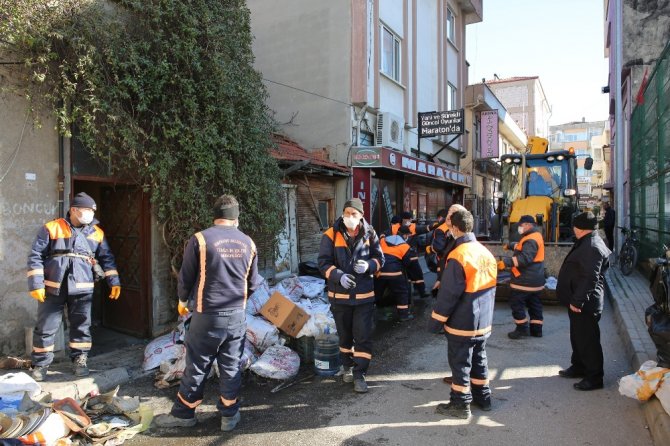 Evden 5 Kamyon Çöp, 3 Ölü Kedi Çıktı