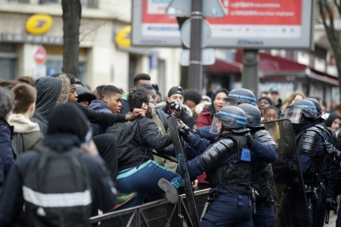 Fransa’da Protestolar Büyüyor