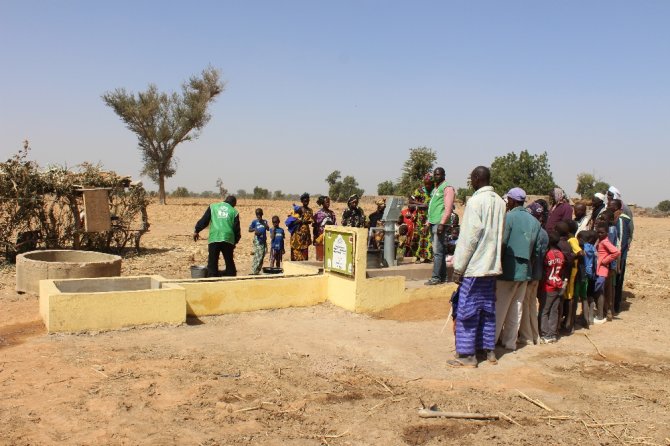İzmirli Öğrenciler Afrika’da Su Kuyusu Açtırdı