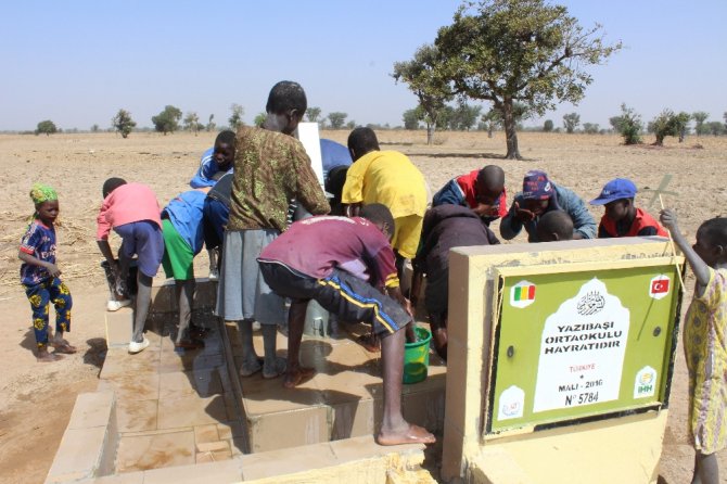 İzmirli Öğrenciler Afrika’da Su Kuyusu Açtırdı